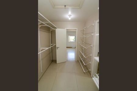 Casa à venda com 347m², 4 quartos e 6 vagasCloset da suíte