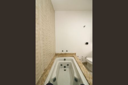 Casa à venda com 347m², 4 quartos e 6 vagasBanheiro da Suíte