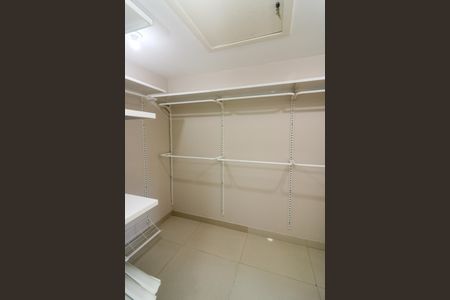 Casa à venda com 347m², 4 quartos e 6 vagasCloset da suíte
