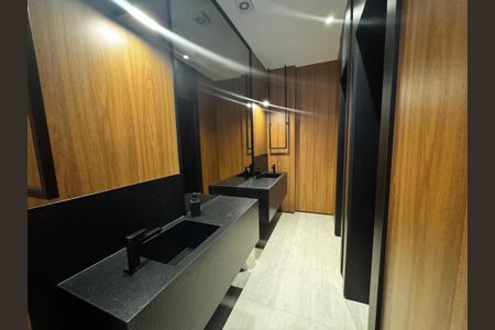 Apartamento para alugar com 109m², 3 quartos e 2 vagas Apartamento para alugar com 109m², 3 quartos e 2 vagasArea comum - Banheiro salão de festa