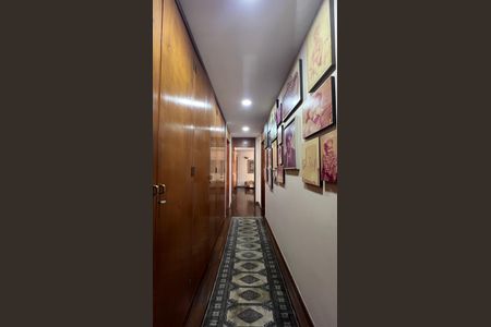 Apartamento à venda com 240m², 3 quartos e 3 vagas Apartamento à venda com 240m², 3 quartos e 3 vagasCorredor para os Quartos