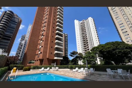 Apartamento à venda com 240m², 3 quartos e 3 vagas Apartamento à venda com 240m², 3 quartos e 3 vagasÁrea comum - Piscina