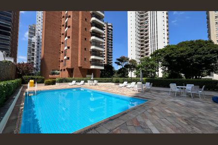 Apartamento à venda com 240m², 3 quartos e 3 vagas Apartamento à venda com 240m², 3 quartos e 3 vagasÁrea comum - Piscina