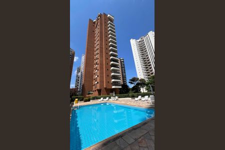 Apartamento à venda com 240m², 3 quartos e 3 vagas Apartamento à venda com 240m², 3 quartos e 3 vagasÁrea comum - Piscina