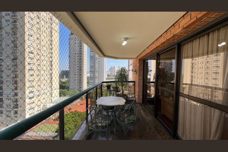 Apartamento à venda com 240m², 3 quartos e 3 vagas Apartamento à venda com 240m², 3 quartos e 3 vagasVaranda gourmet