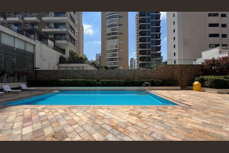 Apartamento à venda com 240m², 3 quartos e 3 vagas Apartamento à venda com 240m², 3 quartos e 3 vagasÁrea comum - Piscina