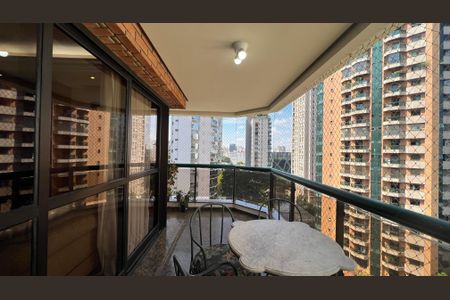 Apartamento à venda com 240m², 3 quartos e 3 vagas Apartamento à venda com 240m², 3 quartos e 3 vagasVaranda gourmet