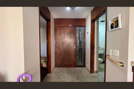 Apartamento à venda com 240m², 3 quartos e 3 vagas Apartamento à venda com 240m², 3 quartos e 3 vagasCorredor para os Quartos