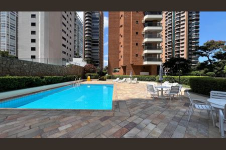 Apartamento à venda com 240m², 3 quartos e 3 vagas Apartamento à venda com 240m², 3 quartos e 3 vagasÁrea comum - Piscina