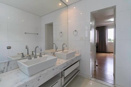 Apartamento à venda com 270m², 4 quartos e 4 vagasBanheiro da suíte 2
