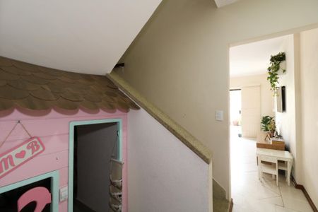 Casa à venda com 141m², 3 quartos e 2 vagasCorredor piso inferior