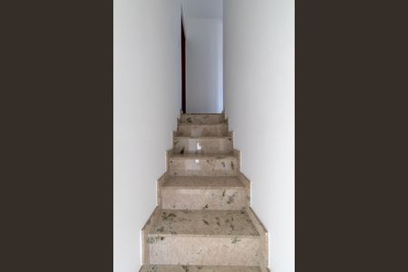 Casa para alugar com 150m², 3 quartos e 3 vagas Casa para alugar com 150m², 3 quartos e 3 vagasEscada