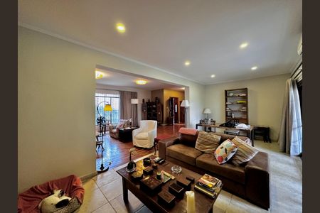 Casa à venda com 150m², 3 quartos e 8 vagas Casa à venda com 150m², 3 quartos e 8 vagasSala