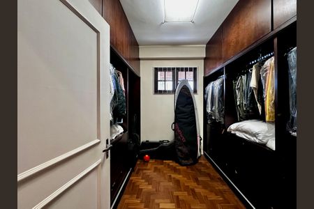 Casa à venda com 150m², 3 quartos e 8 vagas Casa à venda com 150m², 3 quartos e 8 vagasCloset Suíte 3