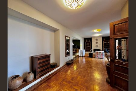 Casa à venda com 150m², 3 quartos e 8 vagas Casa à venda com 150m², 3 quartos e 8 vagasSala