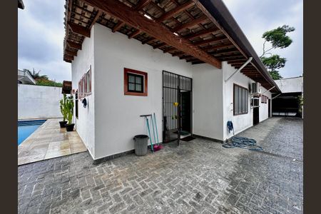 Casa à venda com 150m², 3 quartos e 8 vagas Casa à venda com 150m², 3 quartos e 8 vagasQuintal Lateral