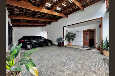 Casa à venda com 150m², 3 quartos e 8 vagas Casa à venda com 150m², 3 quartos e 8 vagasGaragem