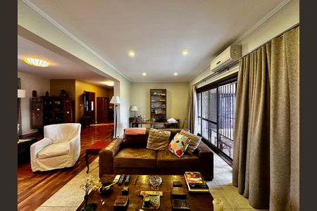 Casa à venda com 150m², 3 quartos e 8 vagas Casa à venda com 150m², 3 quartos e 8 vagasSala