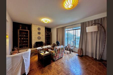 Casa à venda com 150m², 3 quartos e 8 vagas Casa à venda com 150m², 3 quartos e 8 vagasSala