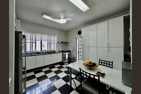 Casa à venda com 150m², 3 quartos e 8 vagas Casa à venda com 150m², 3 quartos e 8 vagasCozinha