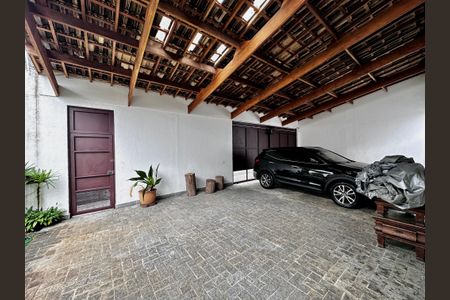 Casa à venda com 150m², 3 quartos e 8 vagas Casa à venda com 150m², 3 quartos e 8 vagasGaragem