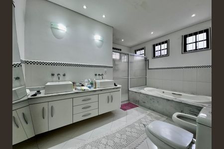 Casa à venda com 150m², 3 quartos e 8 vagas Casa à venda com 150m², 3 quartos e 8 vagasBanheiro Suíte 3