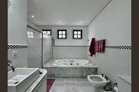 Casa à venda com 150m², 3 quartos e 8 vagas Casa à venda com 150m², 3 quartos e 8 vagasBanheiro Suíte 3