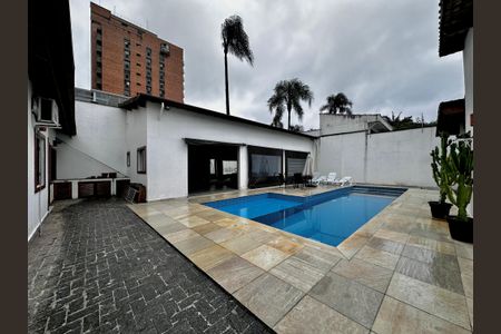 Casa à venda com 150m², 3 quartos e 8 vagas Casa à venda com 150m², 3 quartos e 8 vagasPiscina