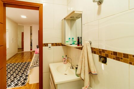 Casa à venda com 300m², 4 quartos e 6 vagasBanheiro da Suíte 2