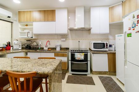 Casa à venda com 300m², 4 quartos e 6 vagasCozinha