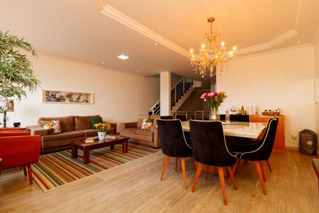 Casa à venda com 300m², 4 quartos e 6 vagasSala