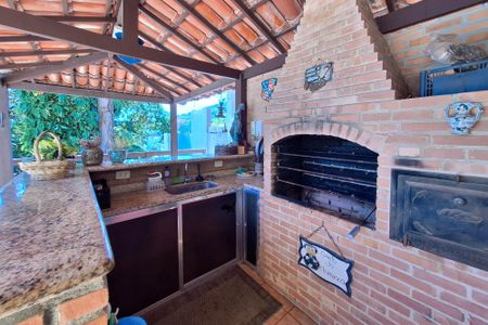 Casa de condomínio à venda com 227m², 4 quartos e 2 vagasQuintal