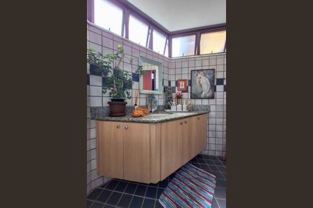 Casa de condomínio à venda com 227m², 4 quartos e 2 vagasBanheiro 1