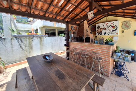 Casa de condomínio à venda com 227m², 4 quartos e 2 vagasQuintal