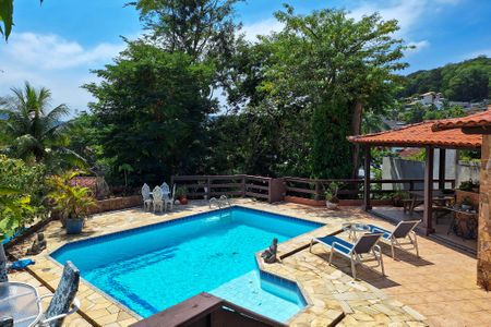 Casa de condomínio à venda com 227m², 4 quartos e 2 vagasQuintal