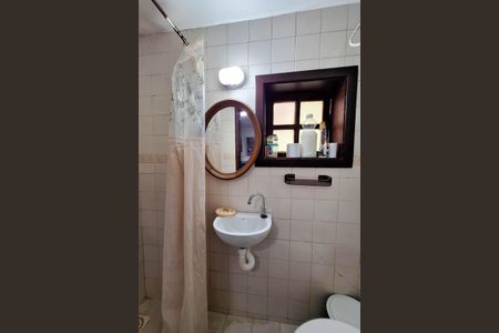 Casa de condomínio à venda com 227m², 4 quartos e 2 vagasBanheiro de serviço