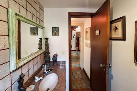 Casa de condomínio à venda com 227m², 4 quartos e 2 vagasLavabo