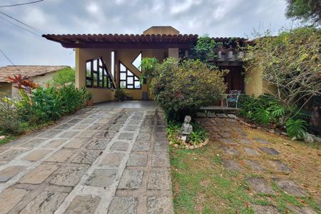 Casa de condomínio à venda com 227m², 4 quartos e 2 vagasFachada