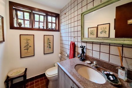 Casa de condomínio à venda com 227m², 4 quartos e 2 vagasLavabo