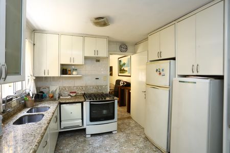 Casa à venda com 220m², 3 quartos e 2 vagas Casa à venda com 220m², 3 quartos e 2 vagasCozinha