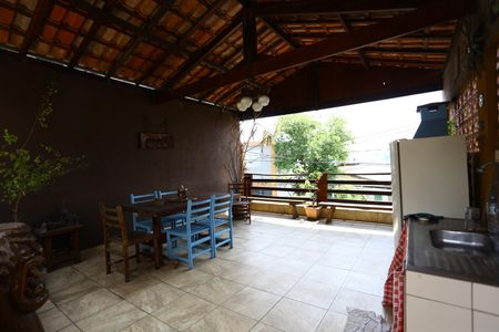 Casa à venda com 220m², 3 quartos e 2 vagas Casa à venda com 220m², 3 quartos e 2 vagasÁrea comum - Churrasqueira