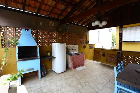 Casa à venda com 220m², 3 quartos e 2 vagas Casa à venda com 220m², 3 quartos e 2 vagasÁrea comum - Churrasqueira