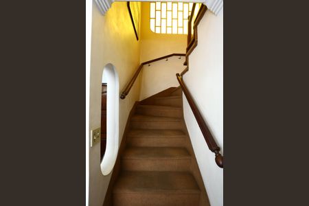 Casa à venda com 220m², 3 quartos e 2 vagas Casa à venda com 220m², 3 quartos e 2 vagasEscada