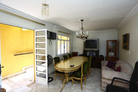 Casa à venda com 220m², 3 quartos e 2 vagas Casa à venda com 220m², 3 quartos e 2 vagasSala de Jantar