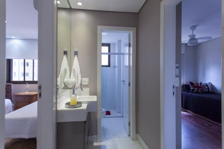 Apartamento à venda com 200m², 4 quartos e 4 vagas Apartamento à venda com 200m², 4 quartos e 4 vagasBanheiro