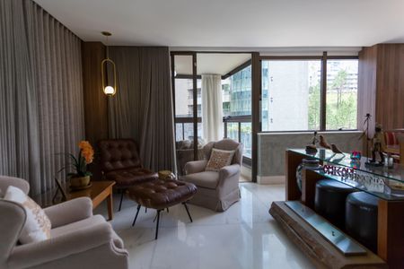 Apartamento à venda com 200m², 4 quartos e 4 vagas Apartamento à venda com 200m², 4 quartos e 4 vagasSala