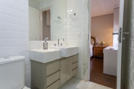 Apartamento à venda com 200m², 4 quartos e 4 vagas Apartamento à venda com 200m², 4 quartos e 4 vagasBanheiro da Suíte 1