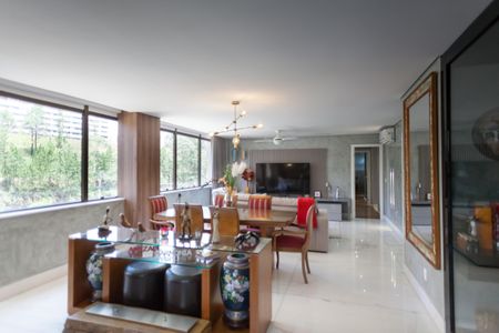 Apartamento à venda com 200m², 4 quartos e 4 vagas Apartamento à venda com 200m², 4 quartos e 4 vagasSala