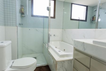 Apartamento à venda com 200m², 4 quartos e 4 vagas Apartamento à venda com 200m², 4 quartos e 4 vagasBanheiro da Suíte 2