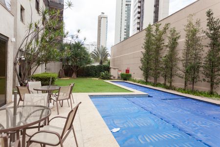 Apartamento à venda com 200m², 4 quartos e 4 vagas Apartamento à venda com 200m², 4 quartos e 4 vagasÁrea comum - Piscina